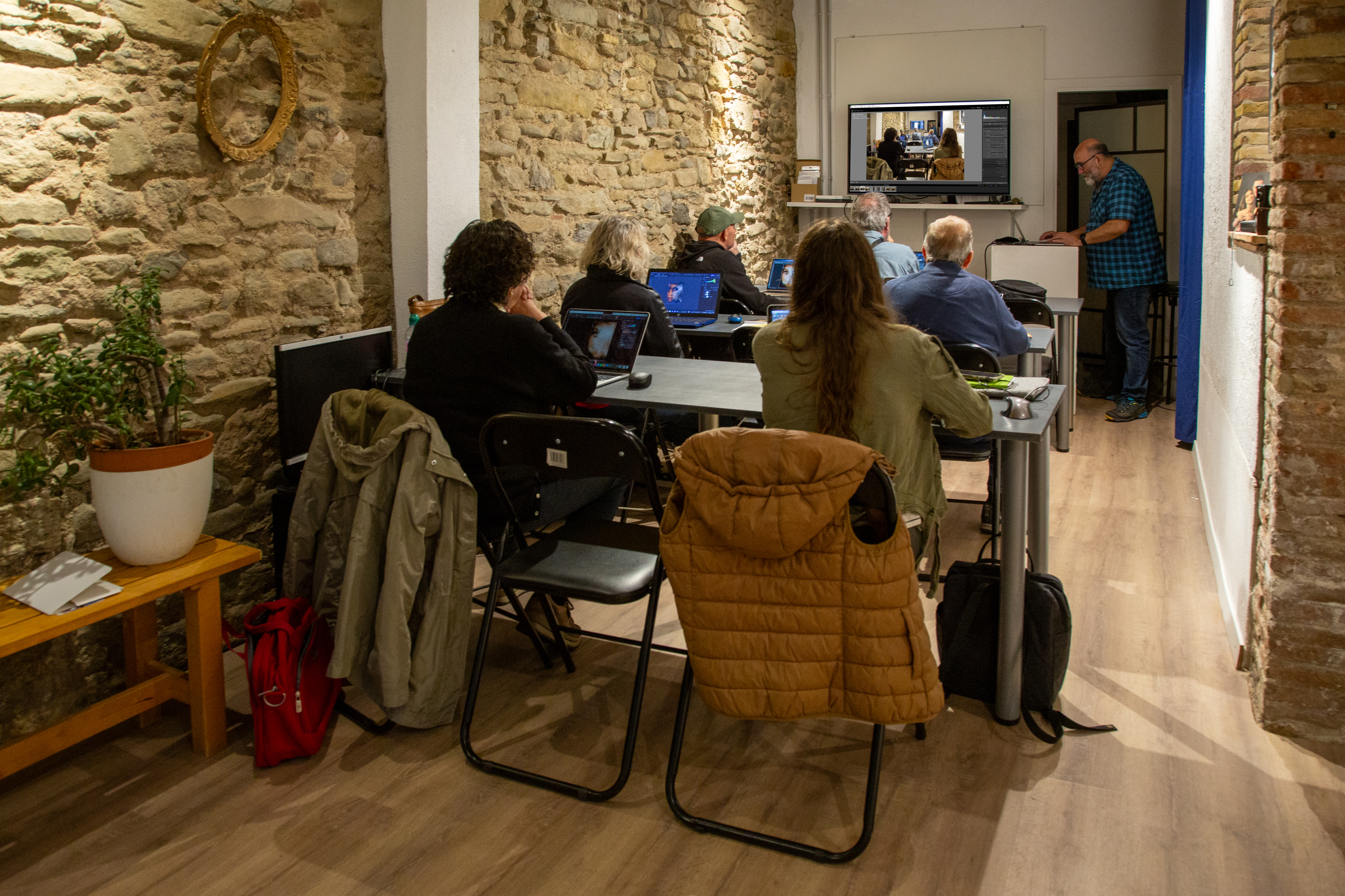 Un instructor de Lightroom ensenyant a una classe a Vic.