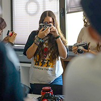 Fem cursos i tallers de fotografia per a escoles i instituts, tant de fotografia analògica com digital